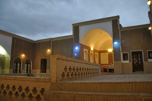 نمای ظاهری هتل سنتی یه تا 